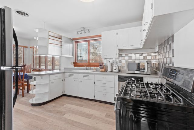 119 S Hill Street, Woodstock, IL 60098