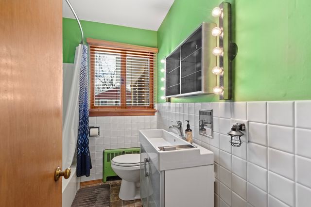 119 S Hill Street, Woodstock, IL 60098