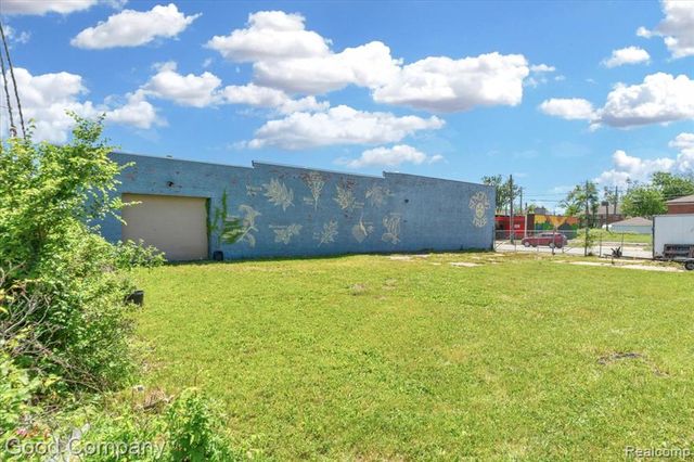 60 E Greendale, Highland Park, MI 48203