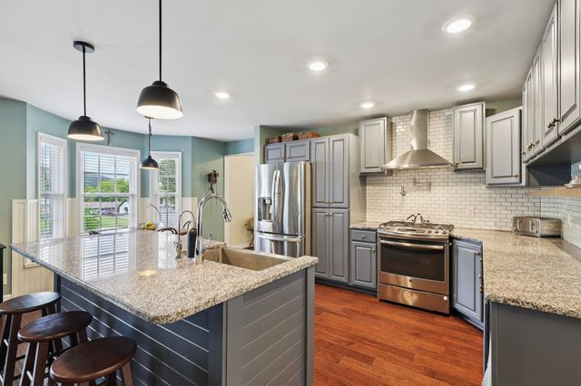 5048 Riverview Dr, Pegram, TN 37143