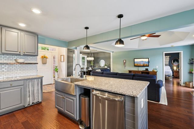 5048 Riverview Dr, Pegram, TN 37143