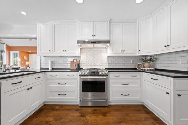 9373 N Lake DRIVE, Bayside, WI 53217