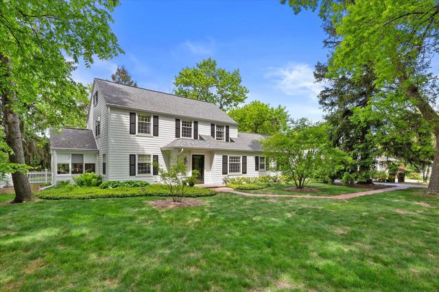 9373 N Lake DRIVE, Bayside, WI 53217