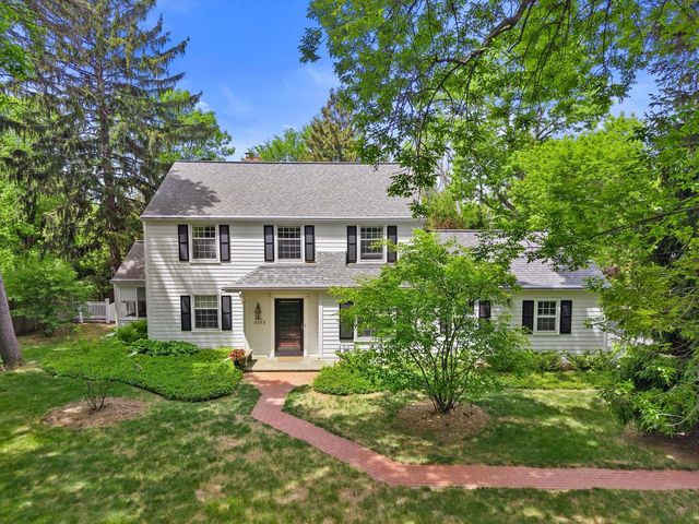 9373 N Lake DRIVE, Bayside, WI 53217