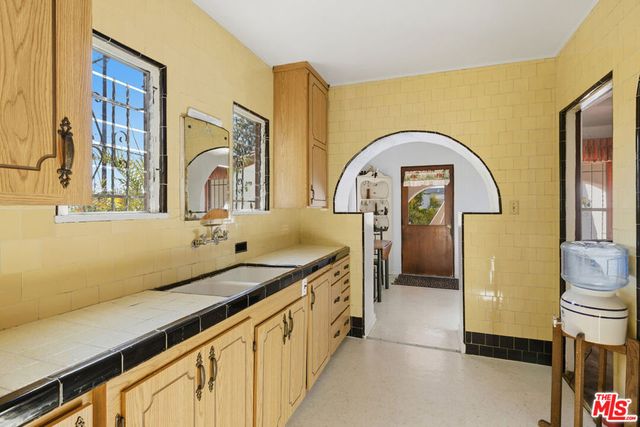 138 S La Jolla Avenue, Los Angeles, CA 90048