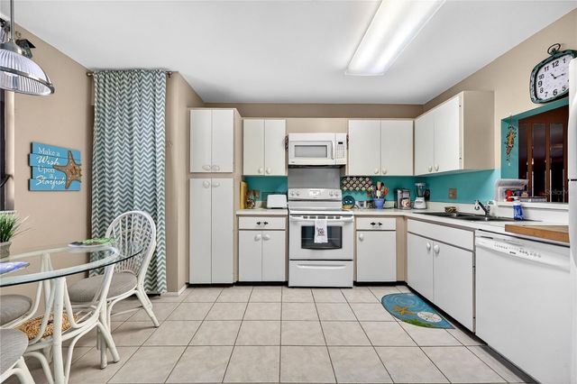521 LAKESIDE DRIVE 521, Bradenton, FL 34210