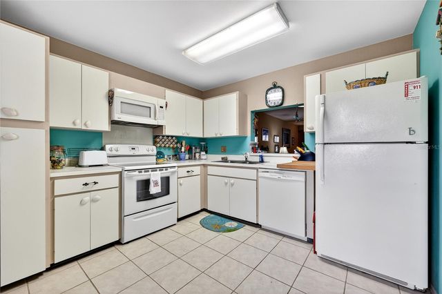 521 LAKESIDE DRIVE 521, Bradenton, FL 34210