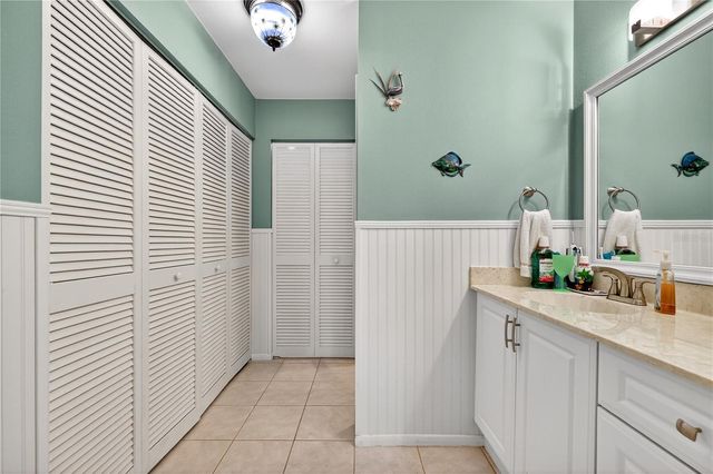 521 LAKESIDE DRIVE 521, Bradenton, FL 34210