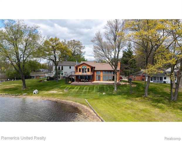 4533 Horseshoe Drive, Waterford, MI 48328