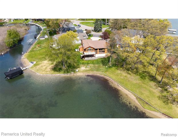 4533 Horseshoe Drive, Waterford, MI 48328