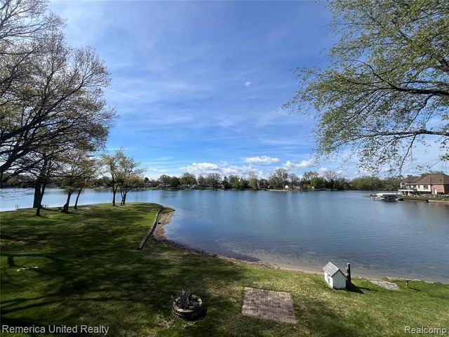 4533 Horseshoe Drive, Waterford, MI 48328