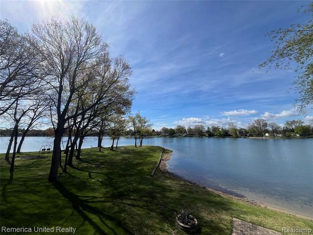 4533 Horseshoe Drive, Waterford, MI 48328