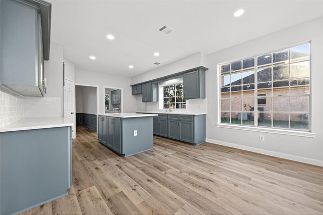 8010 Ashley Circle Drive N, Houston, TX 77071
