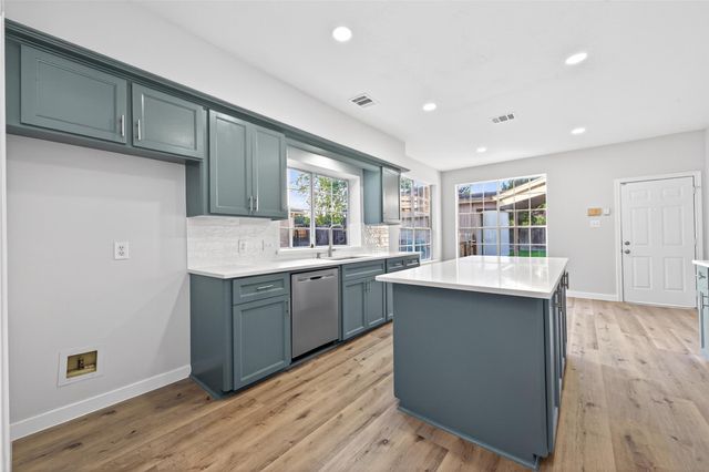 8010 Ashley Circle Drive N, Houston, TX 77071
