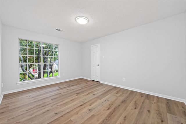 8010 Ashley Circle Drive N, Houston, TX 77071