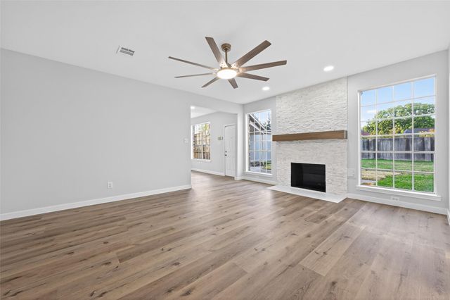 8010 Ashley Circle Drive N, Houston, TX 77071