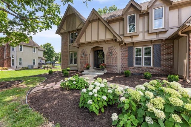 12112 Aberdeen Road, Leawood, KS 66209