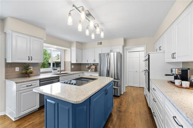 12112 Aberdeen Road, Leawood, KS 66209