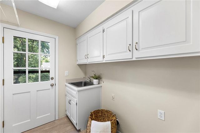 12112 Aberdeen Road, Leawood, KS 66209