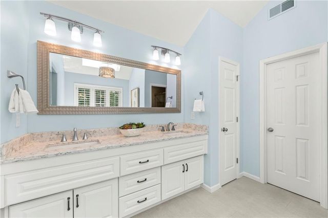 12112 Aberdeen Road, Leawood, KS 66209