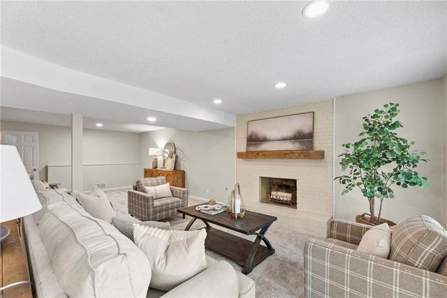 12112 Aberdeen Road, Leawood, KS 66209