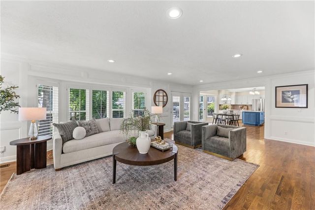 12112 Aberdeen Road, Leawood, KS 66209