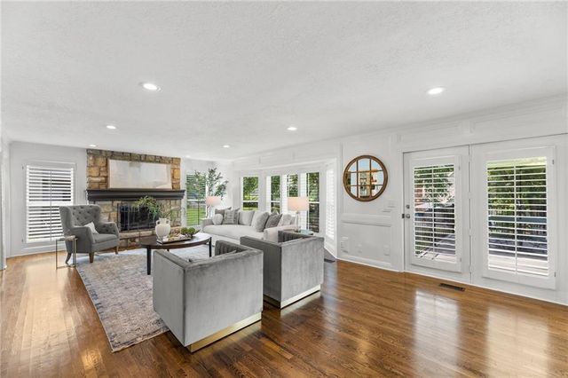 12112 Aberdeen Road, Leawood, KS 66209