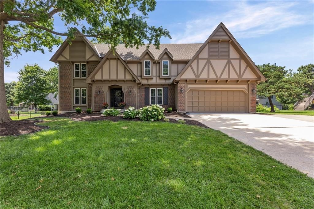 12112 Aberdeen Road, Leawood, KS 66209
