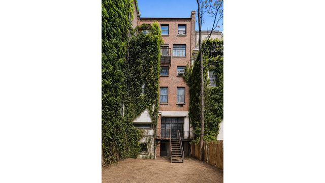 10 W 9TH Street, New York City, NY 10011
