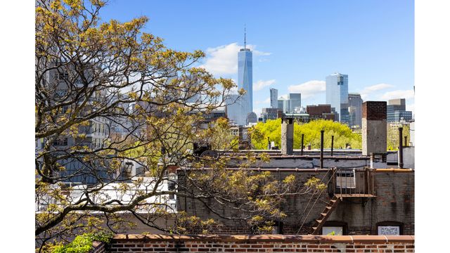 10 W 9TH Street, New York City, NY 10011