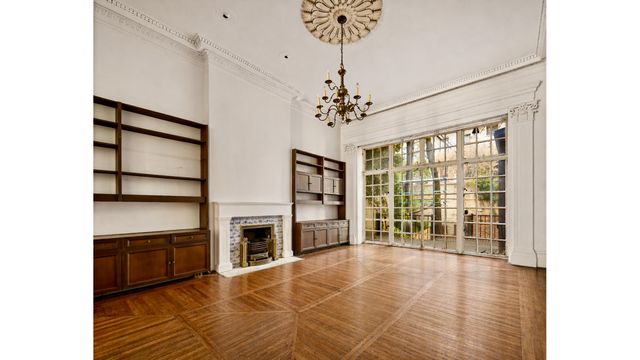 10 W 9TH Street, New York City, NY 10011