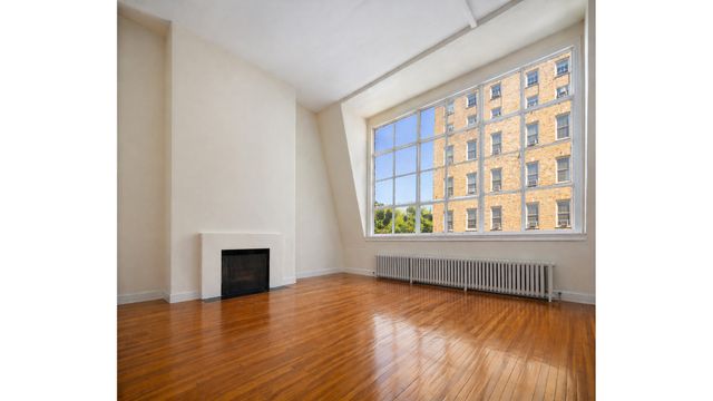 10 W 9TH Street, New York City, NY 10011