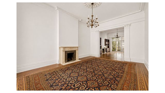 10 W 9TH Street, New York City, NY 10011