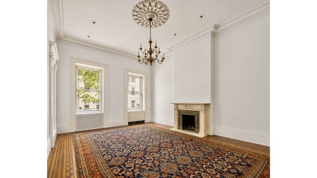 10 W 9TH Street, New York City, NY 10011
