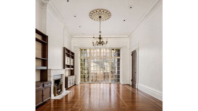 10 W 9TH Street, New York City, NY 10011