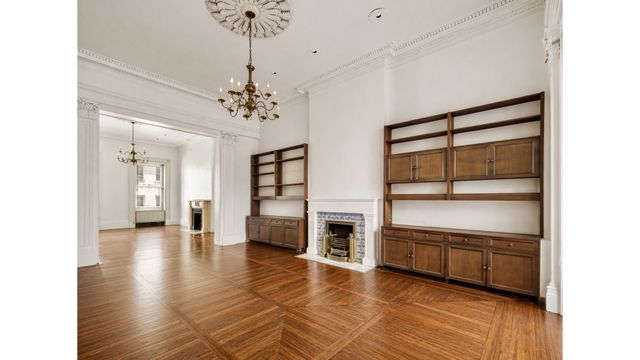 10 W 9TH Street, New York City, NY 10011