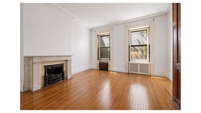 10 W 9TH Street, New York City, NY 10011