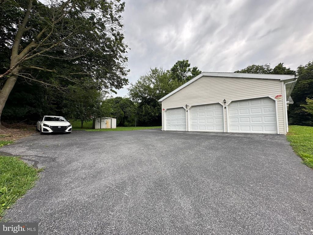 Image 19 of property listing at 11539 WESTMINSTER DRIVE, Waynesboro, PA 17268