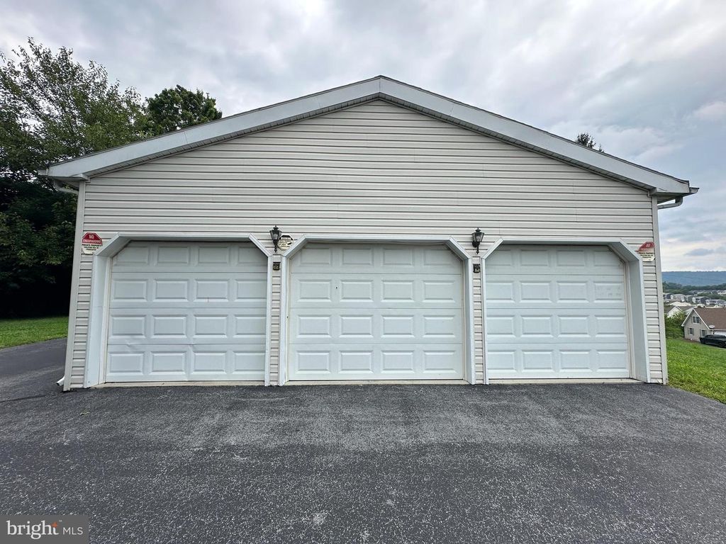 Image 4 of property listing at 11539 WESTMINSTER DRIVE, Waynesboro, PA 17268