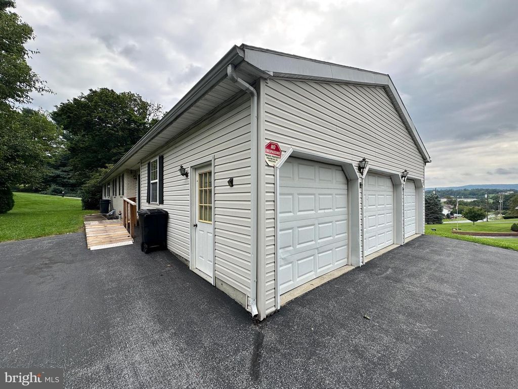 Image 5 of property listing at 11539 WESTMINSTER DRIVE, Waynesboro, PA 17268