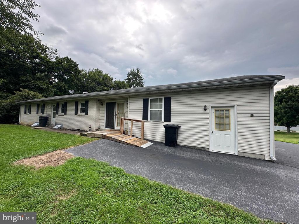 Image 6 of property listing at 11539 WESTMINSTER DRIVE, Waynesboro, PA 17268