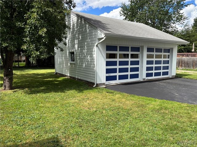 172 80th St, Niagara Falls, NY 14304