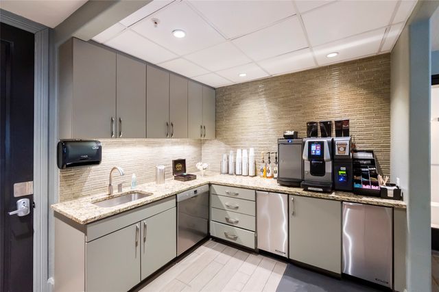 330 Las Colinas Boulevard E 220, Irving, TX 75039