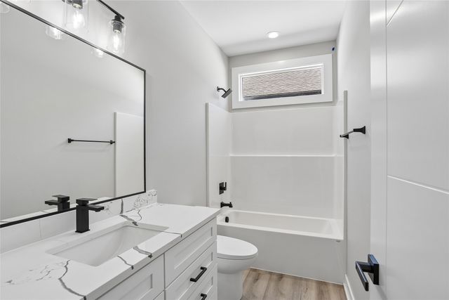 14604 Northpark Drive, Urbandale, IA 50323