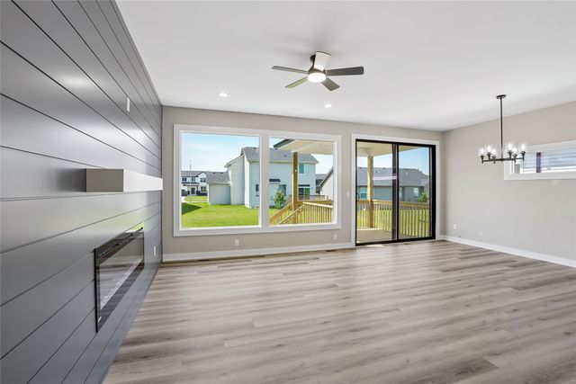 14604 Northpark Drive, Urbandale, IA 50323
