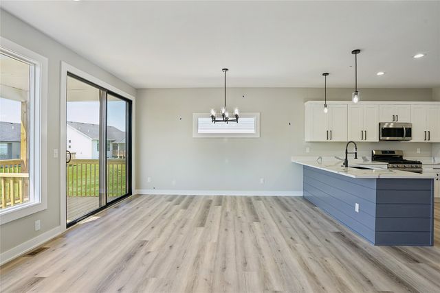 14604 Northpark Drive, Urbandale, IA 50323