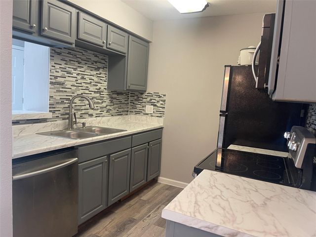 1516 Bay Area Boulevard F6, Houston, TX 77058