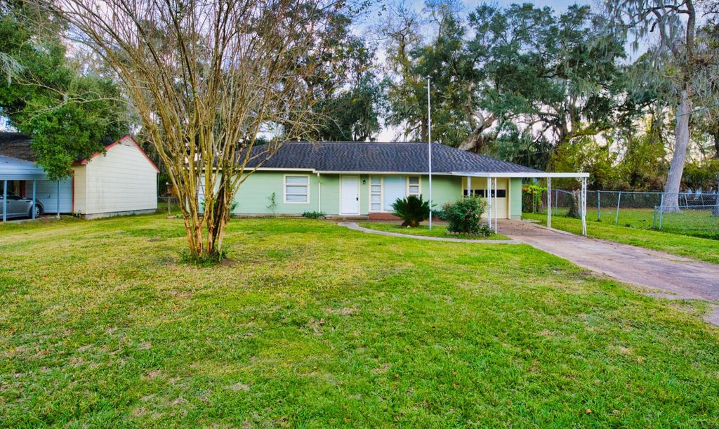 906 Avenue A, Sweeny, TX 77480