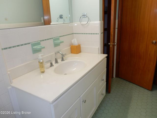 283 Tollview Dr, Shepherdsville, KY 40165