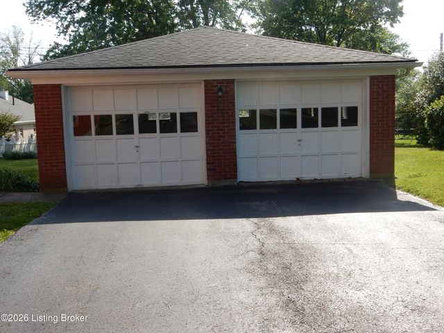 283 Tollview Dr, Shepherdsville, KY 40165